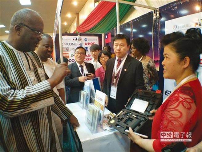 布吉纳法索四部长同一天中镖，总统卡波雷(左1)也紧急宣布锁国，并实施宵禁，为期两周 (图／本报资料照)