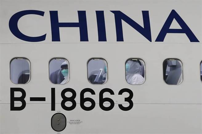 陆媒《今日海峡》指出，10日两架武汉包机抵台，361名台胞检测全部为阴性，代表大陆目前抗疫工作卓然有成。图为第二批武汉包机10日晚间抵台。（资料照片，陈麒全摄）