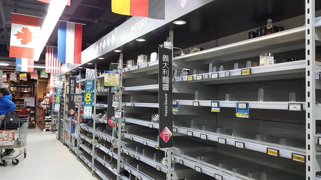 有许多民眾担心国外「封城」一景恐在台上演。疯狂在各大卖场扫货，货架一时变得空空如也。（图：读者提供）