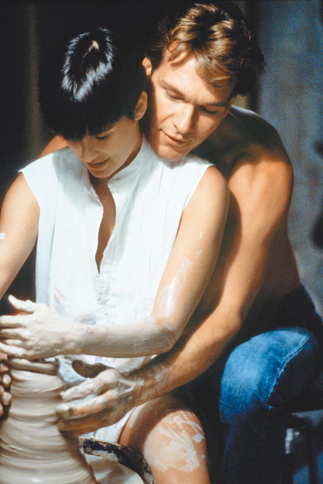 《第六感生死戀》好萊塢已逝男星派屈克史威茲（右）與黛咪摩爾的手拉坏堪稱經典情慾場景。（捷傑電影提供）