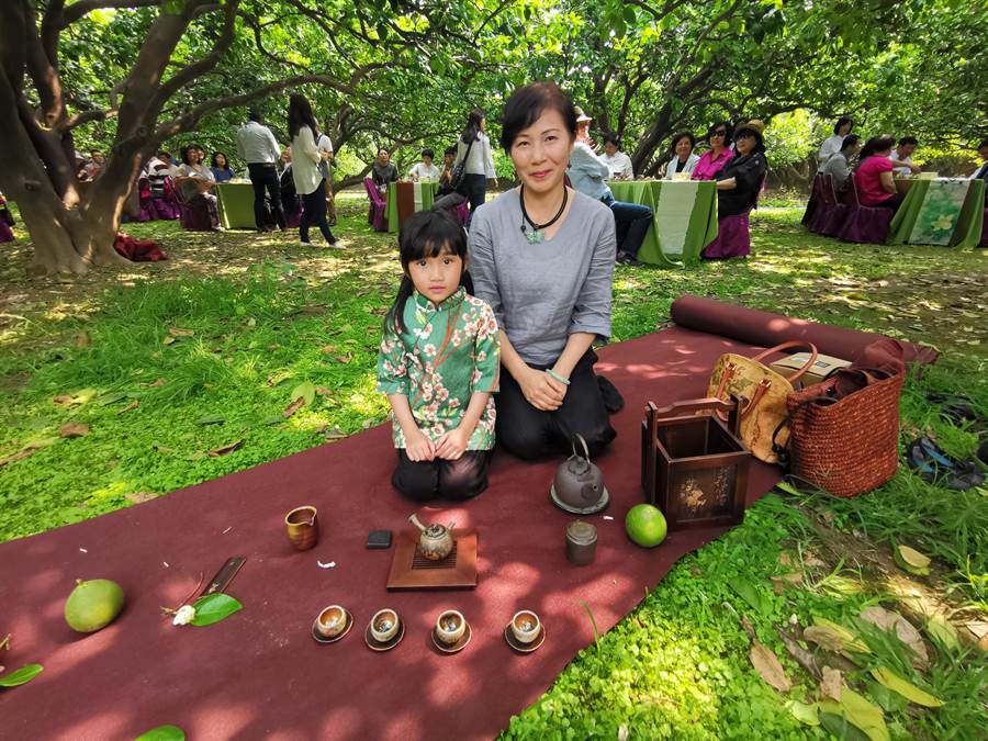 臺南柚花藝術節「柚花巷茶席音樂會」21日在綠意盎然的麻豆王家老柚園舉行。（劉秀芬攝）