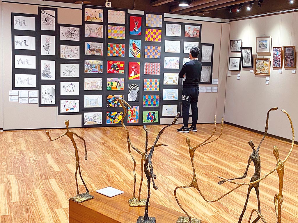 康橋國際學校秀岡校區21日舉辦一年一度的師生美術展，現場展出超過300多件優秀作品。（游念育攝）
