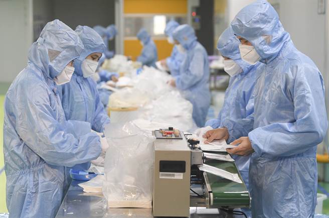 大陸醫用口罩產能達每日1億隻，世界各國大量依賴大陸生產口罩，在新冠疫情發生後，大陸口罩出口大降，導致全球醫用罩短缺，這在全球疫情擴散之際，問題顯得更為嚴重。圖為重慶企業生產N95口罩。（圖／新華社）