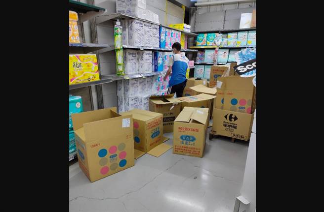 家乐福员工打烊前辛苦将卫生纸补货上架的背影，让网友鼻酸。(图/摘自PTT)