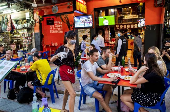 泰国22日新增188例新冠肺炎确诊病例，是疫情爆发以来，泰国单日新增最多病例数的一天。18日曼谷街头酒吧仍有许多观光客。（资料照／美联社）