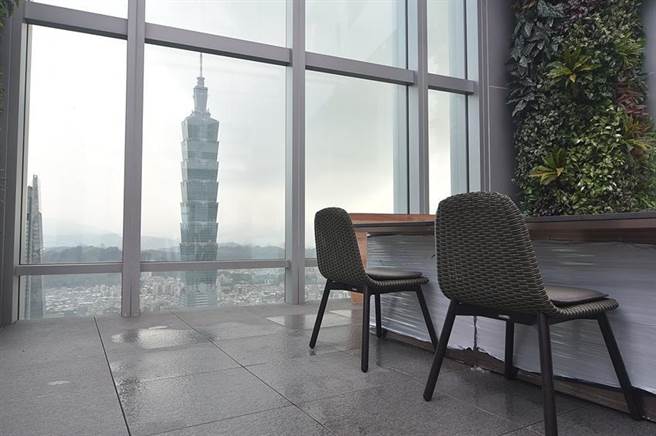 以世界名廚「輪流快閃客座」以廣招徠的微風信義47樓的〈Chefs Club Taipei〉，受疫情影響宣布歇業3個月。（圖／姚舜）