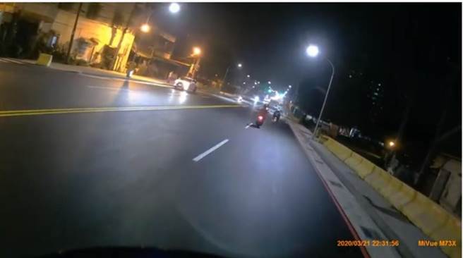 凤山经武路拓宽为双线道，YouTuber「PC」骑摩托车亲身体验。(翻摄「PC」YouTube)