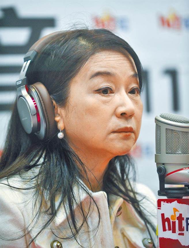 周玉蔻在脸书上力挺指挥中心召集人张上淳。（本报资料照片）