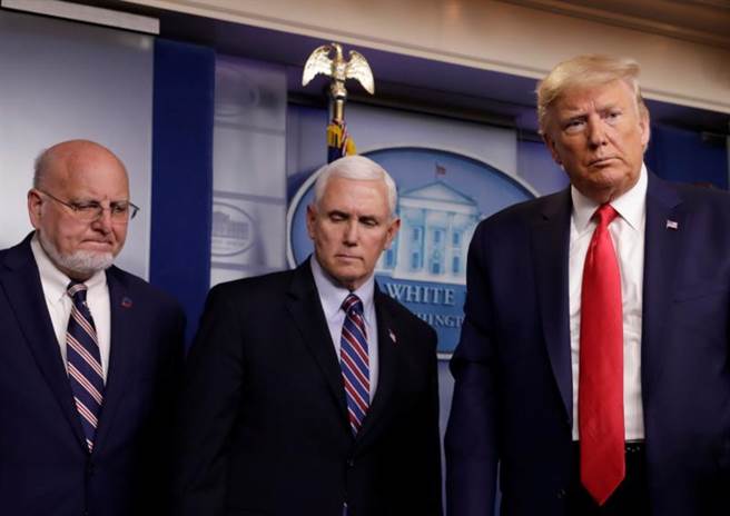 美总统川普(右)、副总统彭斯(中）、美疾控中心主任瑞德菲尔德（左）指责大陆隐匿疫情，但外媒却爆出是川普自行于去年中撤除驻陆疾控中心顾问职务。（图／路透）