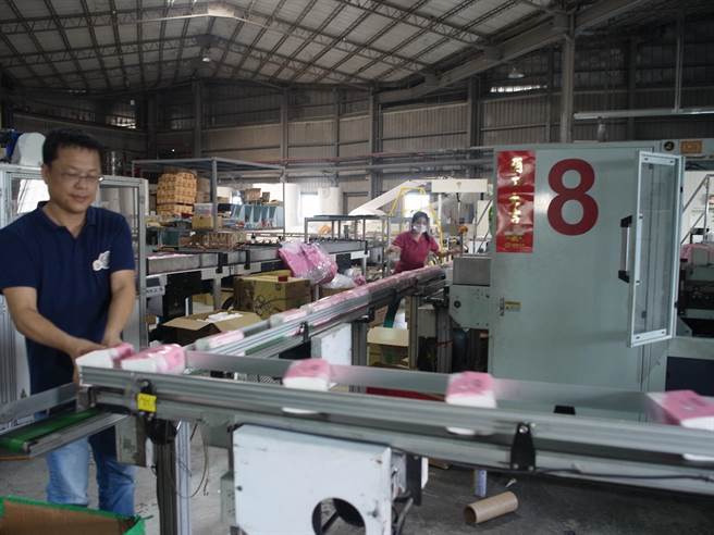 衛生紙原物料充足，雲林縣北港鎮1家衛生紙工廠全力趕工生產。（張朝欣攝）