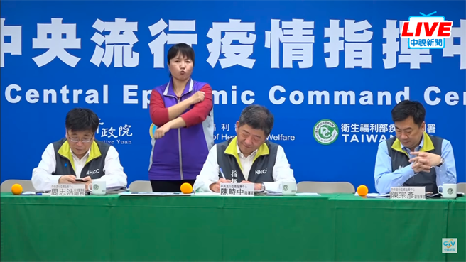 蛋糕太逼真，陈时中看了笑吐：不敢吃自己的「头」。记者会中，当记者一问起蛋糕的事，陈时中听了立刻嘴角上扬。(图/摘自中天新闻)