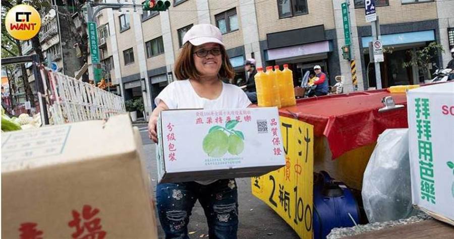 先天軟骨發育不全的點點搬運東西是很吃力的，但她始終洋溢著笑容，從不喊累。（圖／張文玠攝）