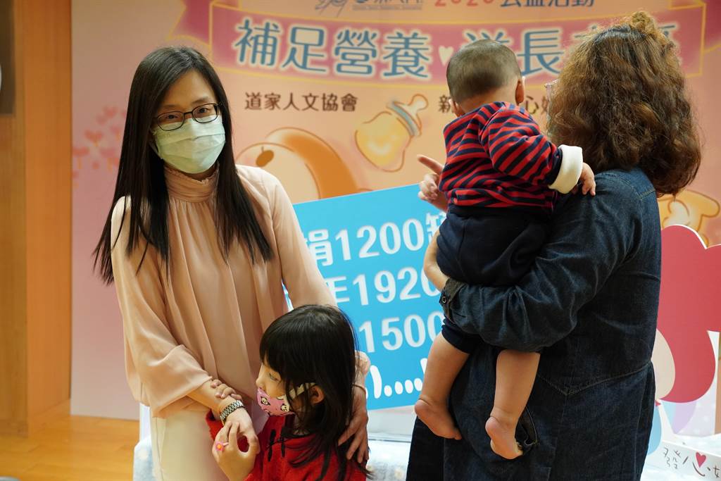 中華道家協會捐贈1200罐嬰兒奶粉，助弱勢孩子健康成長。（許哲瑗攝）