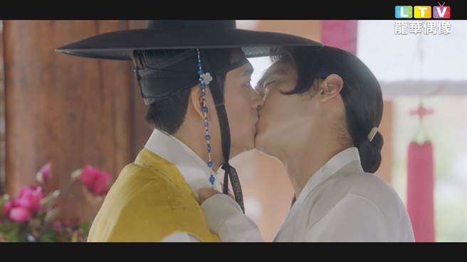 張東尹和姜泰伍的男男之吻。（圖／龍華電視提供）