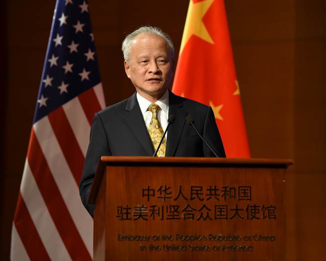 陆驻美大使崔天凯时接受美媒专访时表示，由记者或外交官来揣测病毒源起「非常不当」，除了明呛美议员对「病毒起于武汉实验室」阴谋论之外，也暗批赵立坚的美军带病毒一说。（中新社资料照）