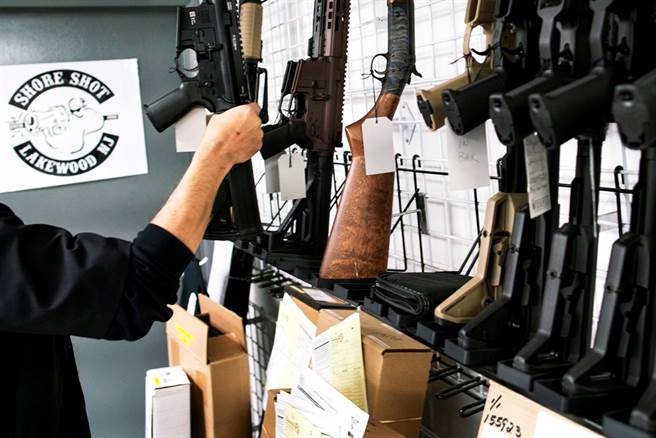 新冠肺炎疫情升温，歧视事件层出不穷，亚裔美国人除了囤积卫生纸外，现在也大量购买枪枝自保。（资料照／路透社）