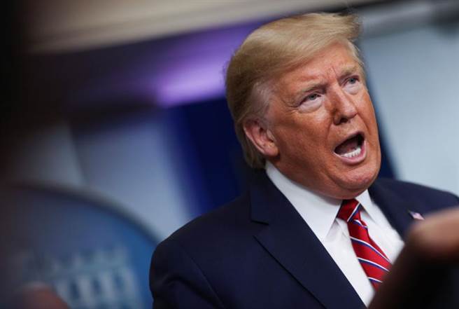 美国总统川普多次在疫情记者会上称「中国病毒」，引起陆驻法大使馆在推特发文直呼「#川普大流行病」反呛。（路透社）