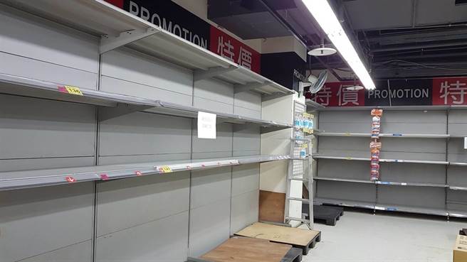 新冠肺炎（COVID-19）近日在台疫情又再掀起「卫生纸之乱」，一名大妈因去家乐福买不到东西，对着收银员狂抱怨，路人好心提醒别处有卖却不被领情。（天母家乐福／读者提供）