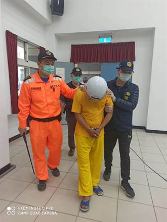 2越南偷渡犯抓到了 1人當場吞藥欲尋短