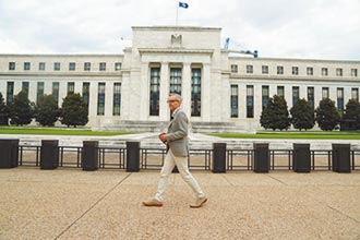 Fed轟炸機式撒錢 IMF：全球經濟衰退