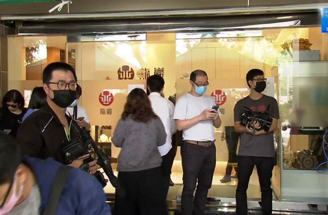 刘真灵堂将于今日2点22分开放，辛龙已先到场，快闪进入会馆。(翻摄自中时电子报YouTube)