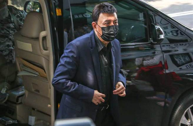 余天稍早现身刘真灵堂。(吴松翰摄)