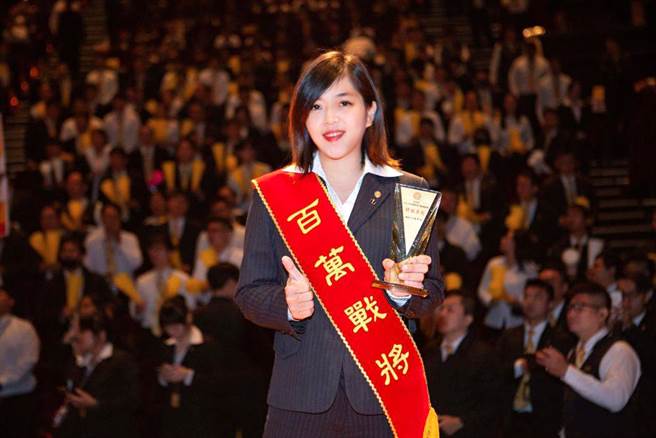 桑子涵以新人之姿登上百万经纪人舞台。