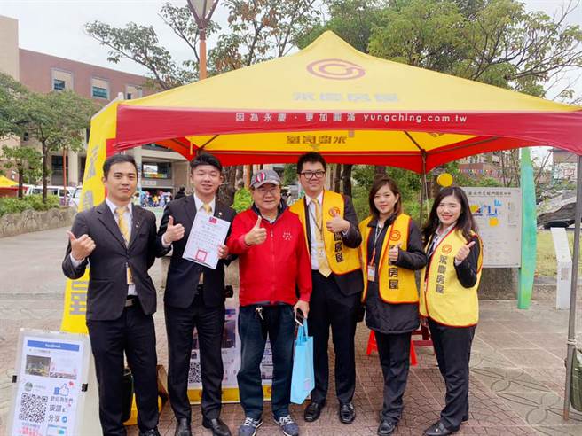 永庆房屋团队合作支持，让桑子涵(右二)顺利融入经纪人生活！