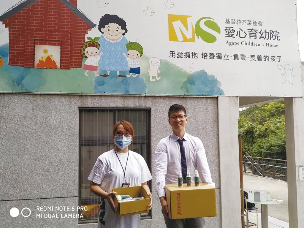 亞洲皮膚健康抗老協會理事長洪唯倫醫師（右）代表協會捐贈茶樹深層淨手液。圖／業者提供