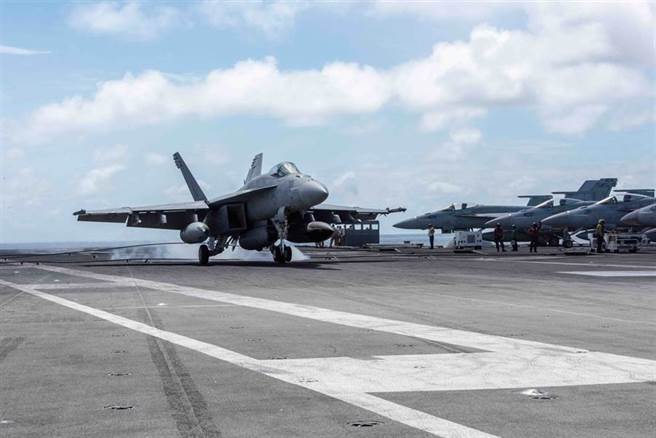 美国海军「雷根」号（USS Ronald Reagan，CVN76）航母5日进入南海，一架F/A-18E战机降落甲板的画面。（美国海军）