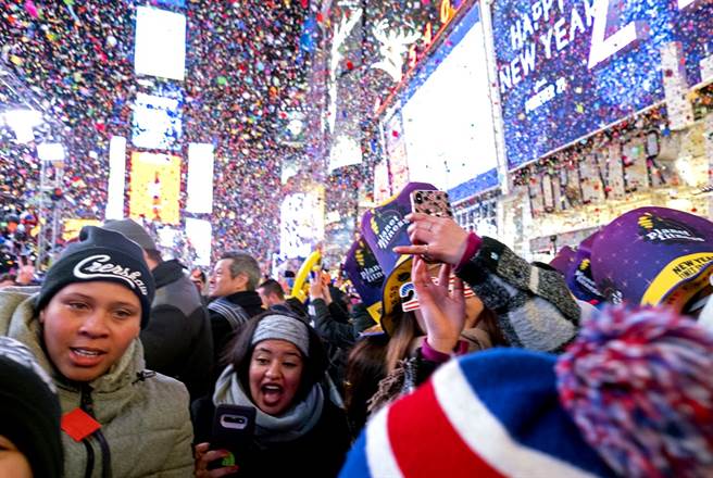 纽约新冠肺炎疫情暴衝，专家指出，最大原因在于人口密度太高。图为民眾在纽约时代广场跨年的资料照。（资料照／美联社）