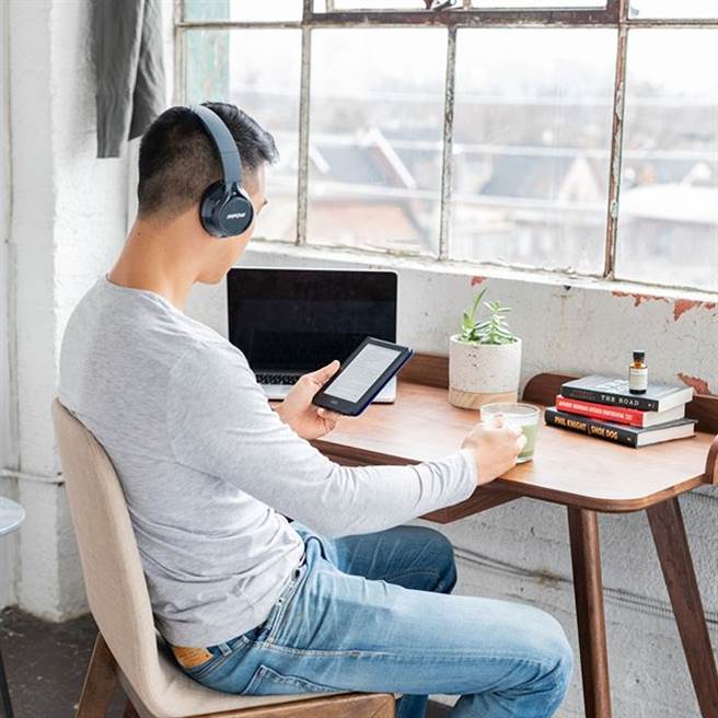 新冠肺炎防疫期间，电子书成为在家阅读的好帮手之一，能一键购买、马上阅读。(乐天Kobo提供／黄慧雯台北传真)