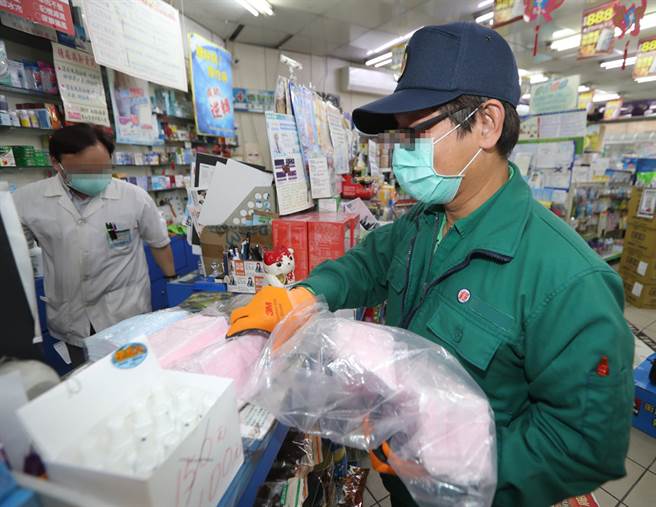 台湾口罩色彩缤纷？内行点破2关键（图／陈怡诚摄）