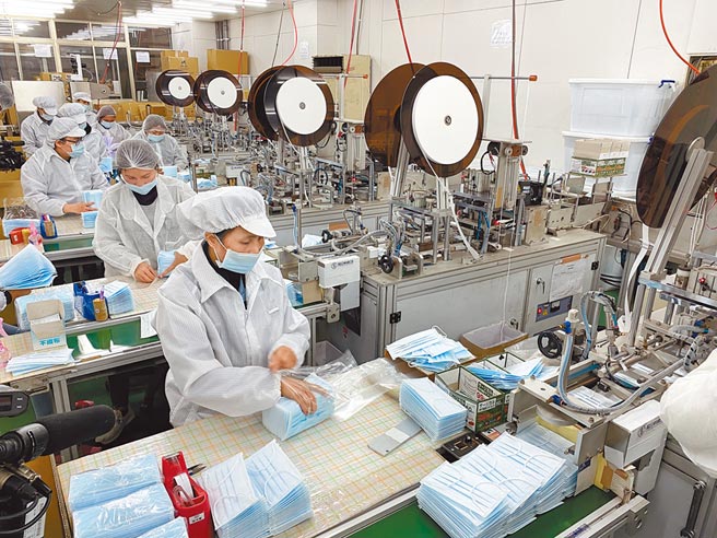 法国卫生部已向中国大陆订购总数高达10亿只的口罩。图为口罩工厂生产线。（本报资料照片）