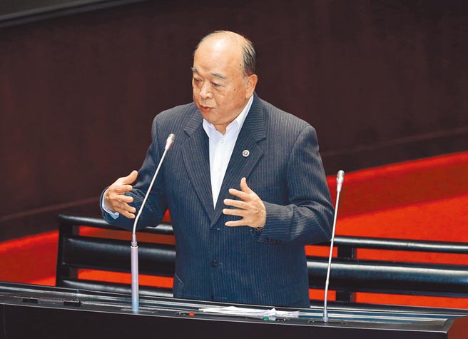 国民党立委吴斯怀24日在立法院质询画面。（姚志平摄）