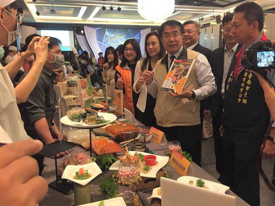 餐飲業攜手抗疫、突破難關，台南市長黃偉哲（右二）強調，台南美食業者不僅致力於防疫，更做到「防疫安心、服務貼心、味道甜心」，強化消費者信心。（曹婷婷攝）