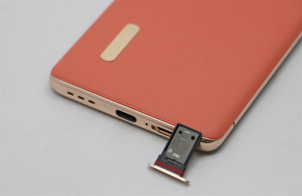 OPPO Find X2 Pro採用雙面SIM卡設計，不支援記憶卡。(黃慧雯攝)