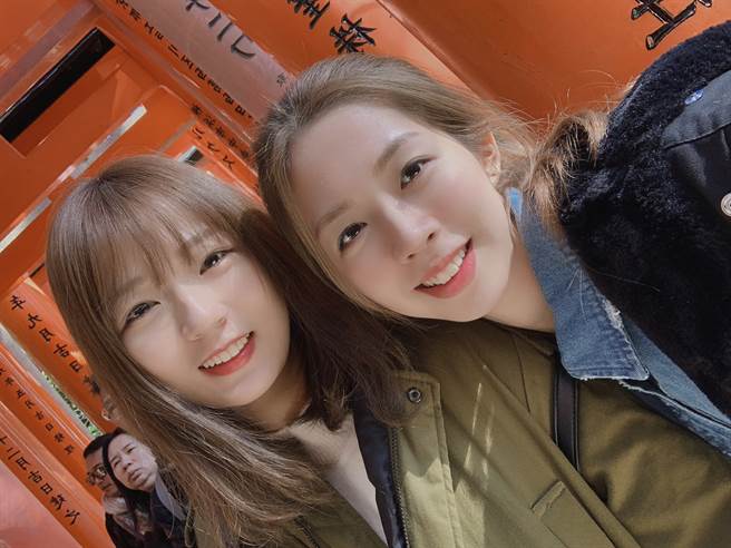 在永庆，女生也可以做得很好！洪绮霙(右)跟好友一起在永庆奋斗，也经常一起旅行。