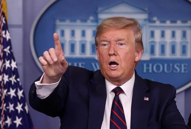 在参眾两院通过2兆美元的纾困案后，总统川普也于28日签署这项美国歷史上规模最大的纾困法案，并要求通用汽车生产呼吸机帮助抗疫前线。（路透社）