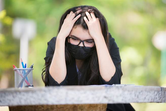 出门随手抓2黑口罩 拆开一看她羞爆(示意图／达志影像)