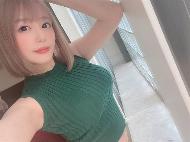 正妹拍洗手片 上帝视角羞见2凸点(图翻摄自IG/maohamasaki_official)