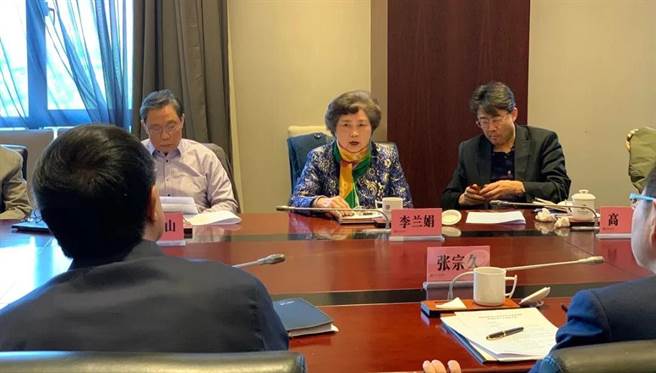 大陆国家卫健委1月19日在武汉与高级别专家组会议中做出「人传人」、「甲类传染病管理」与武汉封城的重要建议。图中专家组成员于后排包括锺南山(左一)、李兰娟（左二)等人。（图／京报网）