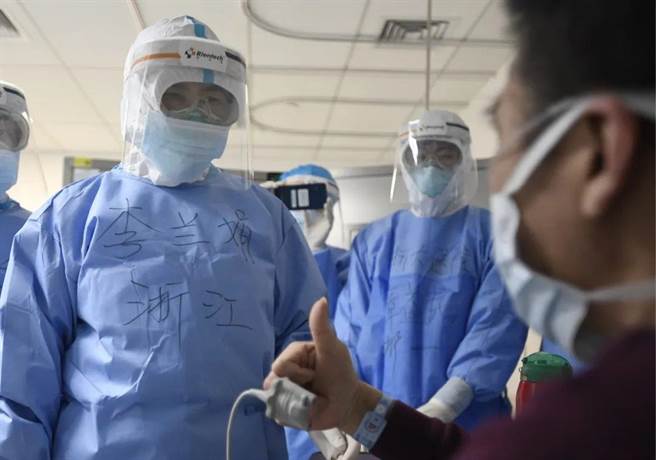 大陆中国工程院院士李兰娟着全身防护装在浙江医院探视新冠肺炎病患。（图／京报网）