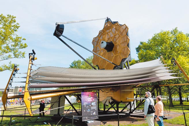 在美國紐約炮台公園，民眾參觀詹姆斯．韋伯太空望遠鏡的等比例模型。（新華社資料照片）