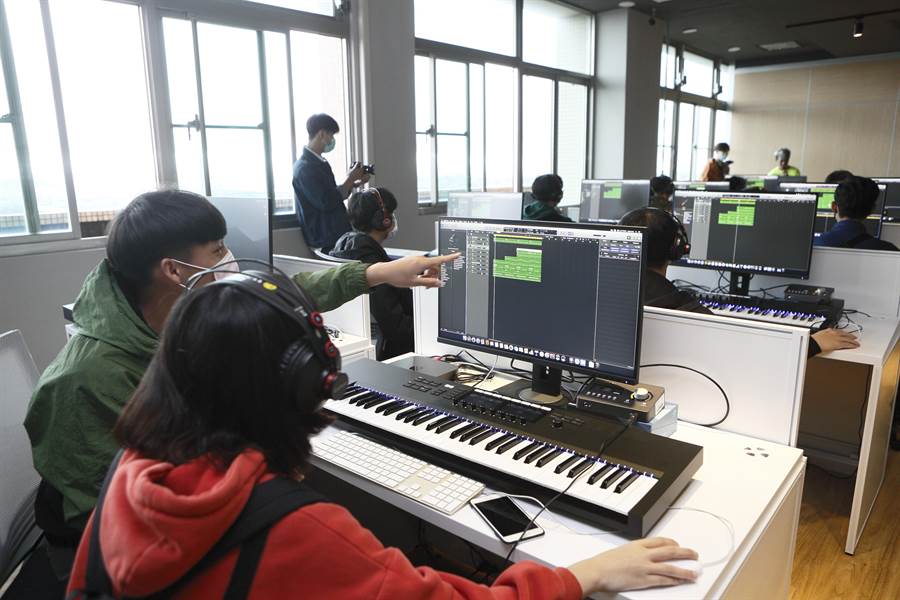 台北城市科大流行音樂系硬體設備充足，課程包含製作、企劃、宣傳與行政管理四大面向，協助青年學子與流行音樂產業嫁接。(張鎧乙攝)