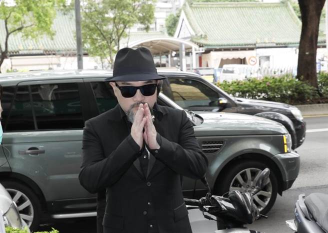 辛龍一早抵達追思靈堂，雙手合十向媒體致意。（石智中攝）