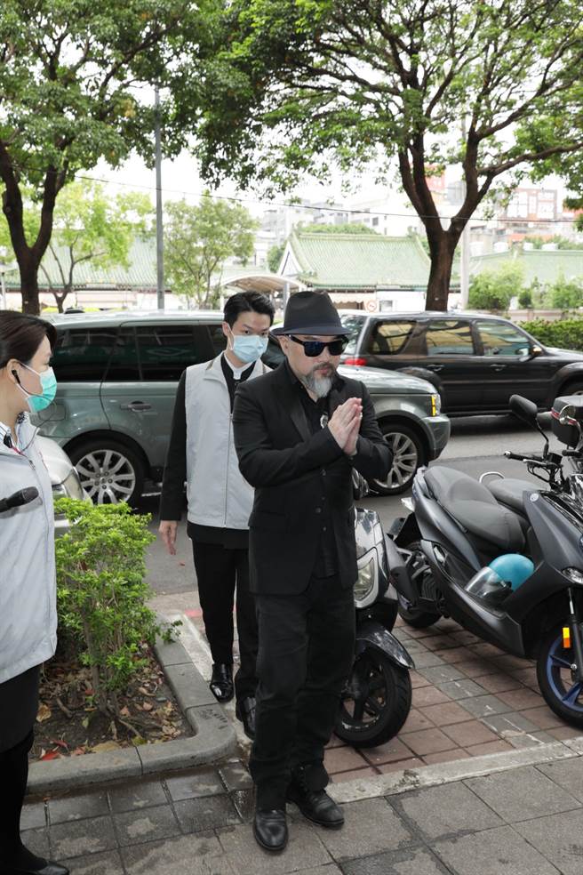 辛龍一早抵達追思靈堂，雙手合十向媒體致意。（石智中攝）