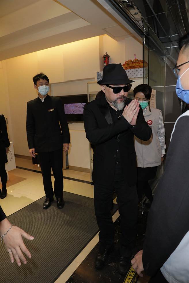 辛龍一早抵達追思靈堂，雙手合十向媒體致意。（石智中攝）