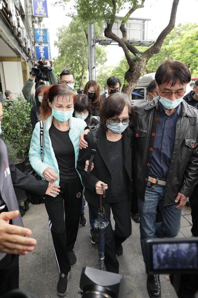 劉媽媽神情哀戚在親友陪伴下離開女兒靈堂。（石智中攝）