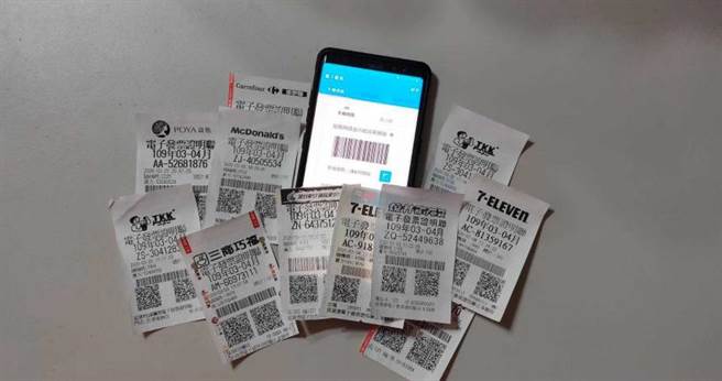 一名网友表示自己结帐刷完载具后时常被问到要不要印发票，让她好奇店员是否知道载具的功用。(示意图／本报系资料照，记者胡华胜摄)